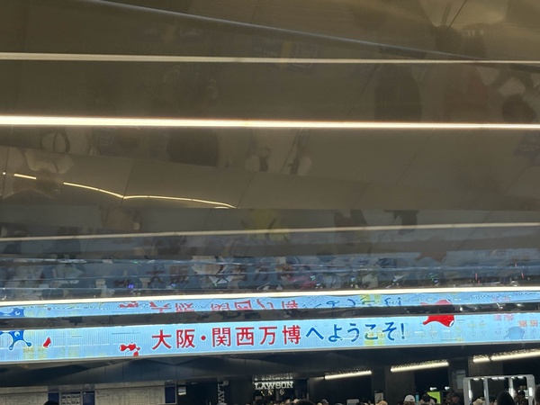 夢洲駅デジタルサイネージ。もう劣化してる